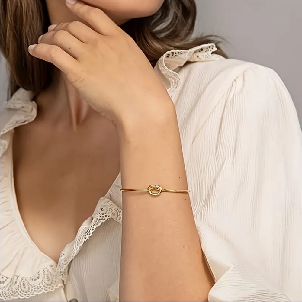 ❤️ Gorgeous “Love Knot” bracelet!